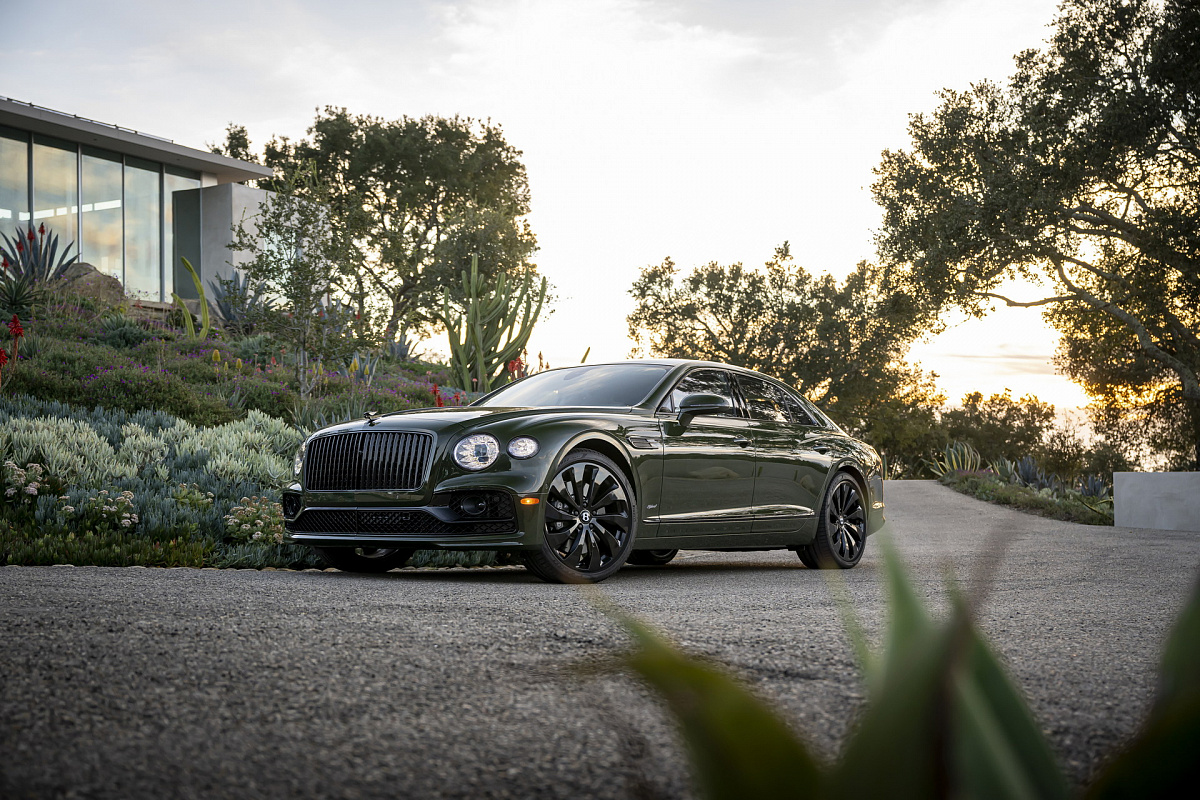 Гибридный седан Flying Spur стал самым экономичным Bentley в истории бренда