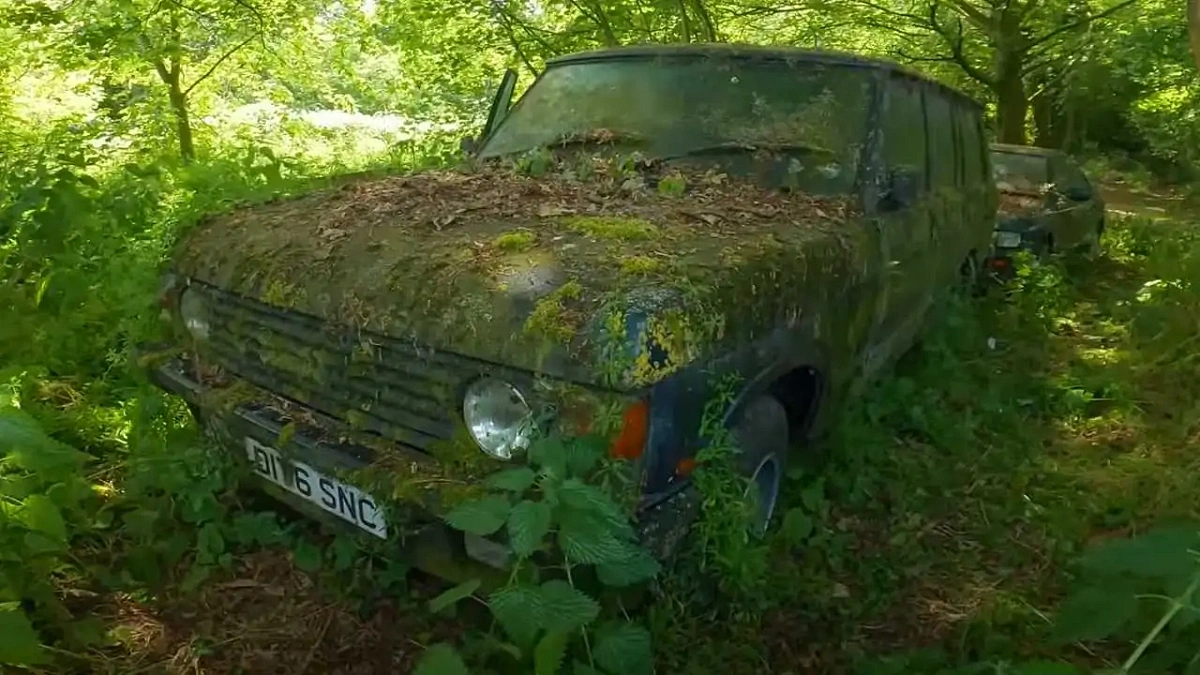 В лесу нашелся брошенный Range Rover 1987 года с пробегом в 37 км на  одометре