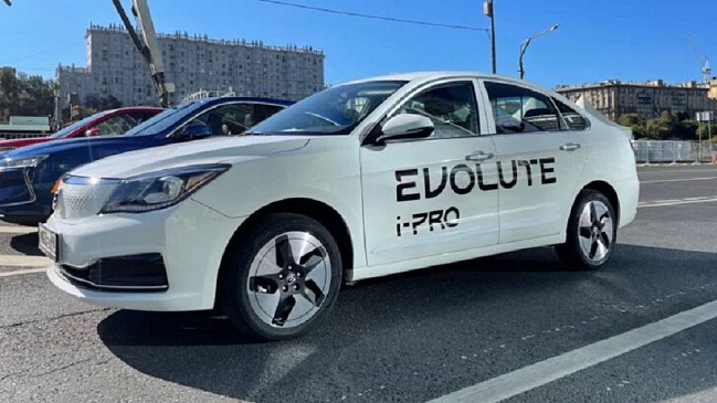 Парковка автосалона Evolute в Москве оказалась заполнена электромобилями Evolute i-Pro