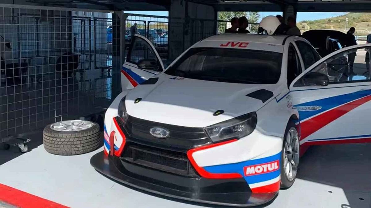 Редчайшая находка: легендарная LADA Vesta WTCC 2017 года выставлена на продажу