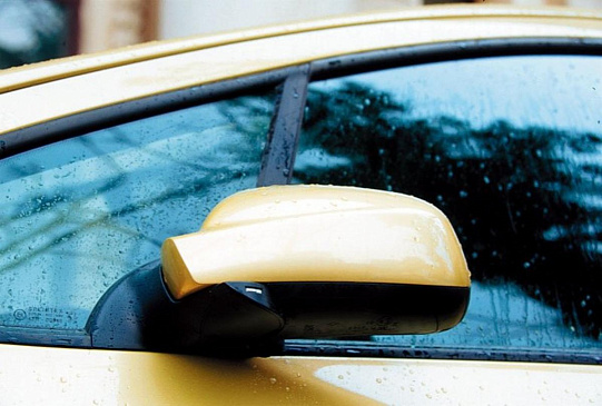 В ГИБДД просят водителей складывать зеркала на парковке. И вот почему