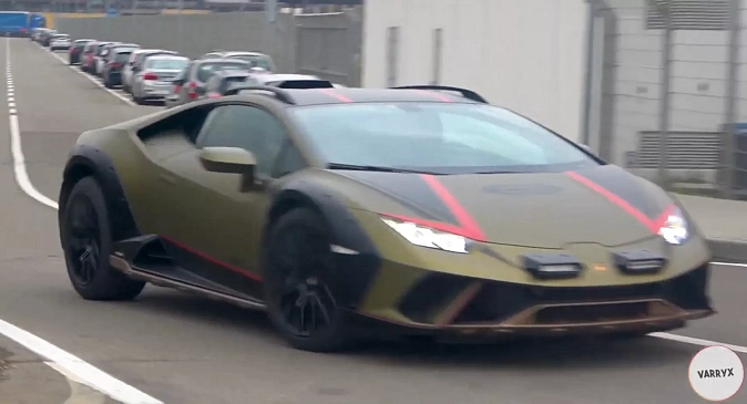 В Сети показали внешность гиперкара Lamborghini Huracan Sterrato в дорожных условиях перед дебютом