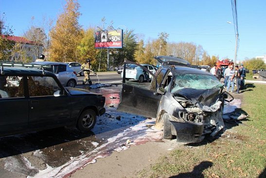 В Хабаровске загорелся один из пострадавших в ДТП автомобилей