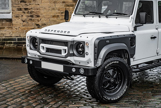 Внедорожник Land Rover Defender получил брутальный тюнинг от Chelsea Truck Company