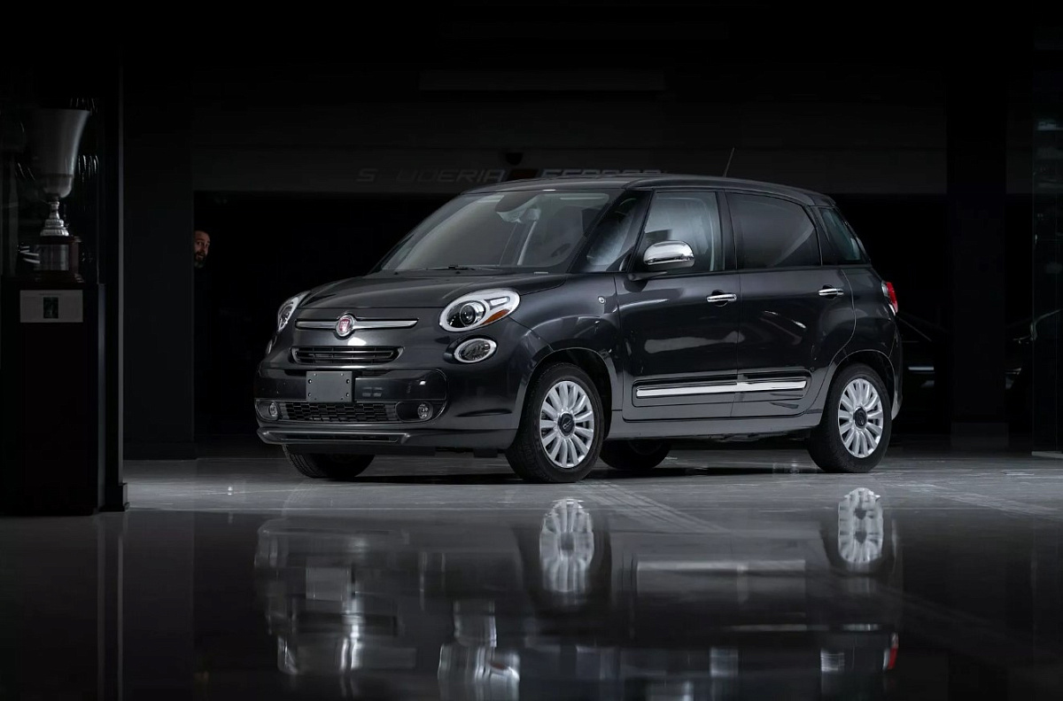 Fiat 500L, на котором ездил Папа Римский, продают за почти 10 миллионов  рублей