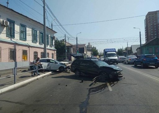 ДТП в Оренбурге: одна иномарка не пропустила другую