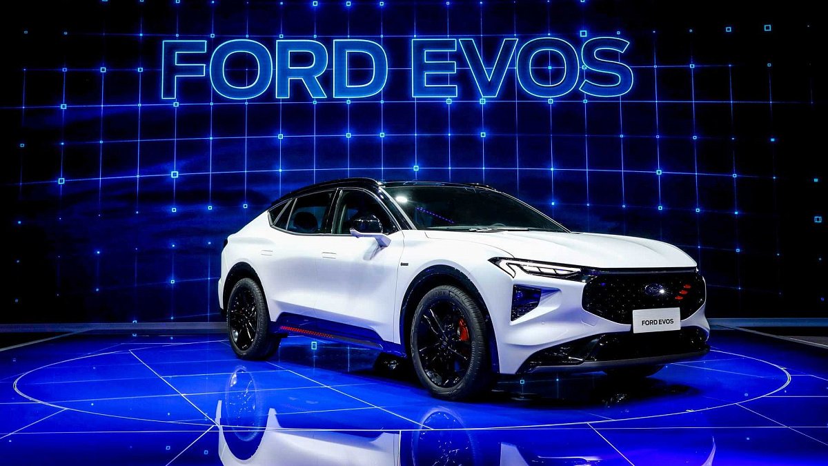 Ford Evos стал универсальным внедорожником со сверхшироким экраном