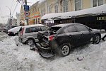 В центре Саратова грузовик протаранил три автомобиля