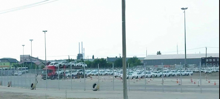 В Сети опубликовали фотографии скопившихся на площадках автомашин LADA 