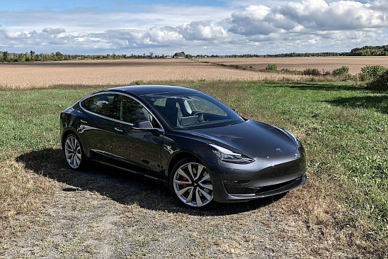 Продажи дальнобойной версии Tesla Model 3 возобновились по сниженным ценам