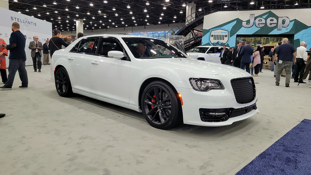 Седан Chrysler 300C 2023 отказался от мощности мотора V8 Hellcat из-за  нехватки двигателей