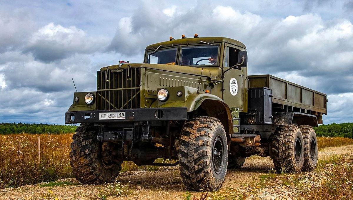 Почему КрАЗ-255Б называли «Людоедом» и смог ли Урал-4320 повторить его безумные рекорды на бездорожье