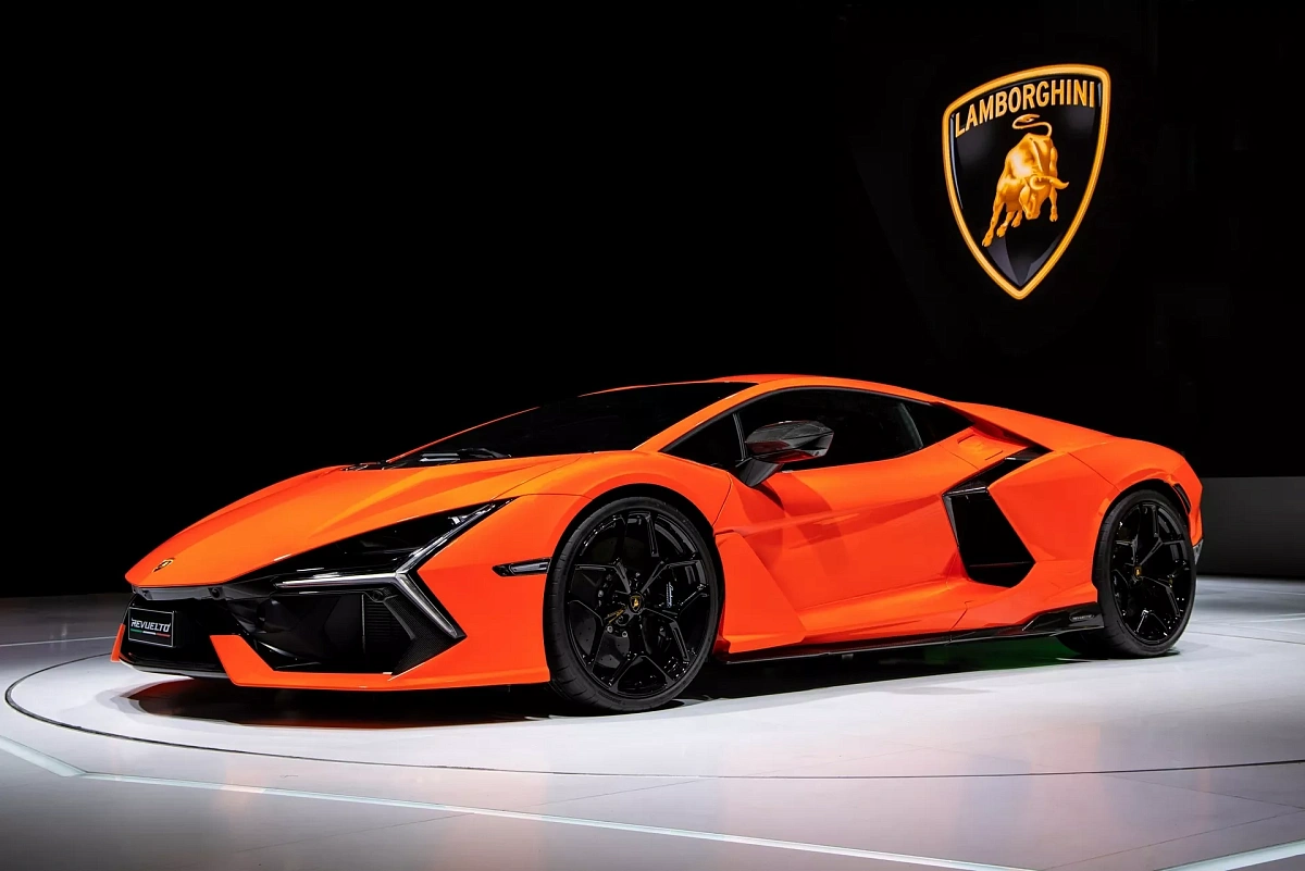 Компания Lamborghini представила флагманский суперкар Lamborghini Revuelto на автосалоне в Шанхае