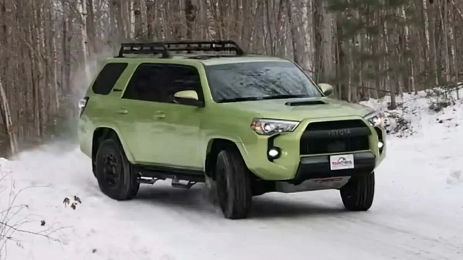 "Заряженный" внедорожник Toyota 4Runner TRD Pro отлично показал себя на заснеженной трассе 