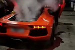 Китаец пытался пожарить мясо на пылающих выхлопных газах Lamborghini Aventador