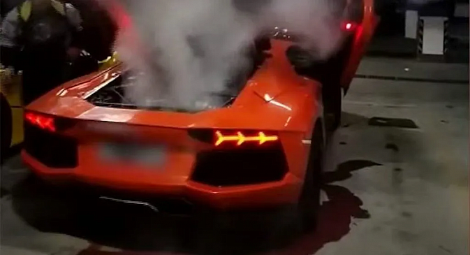 Китаец пытался пожарить мясо на пылающих выхлопных газах Lamborghini Aventador