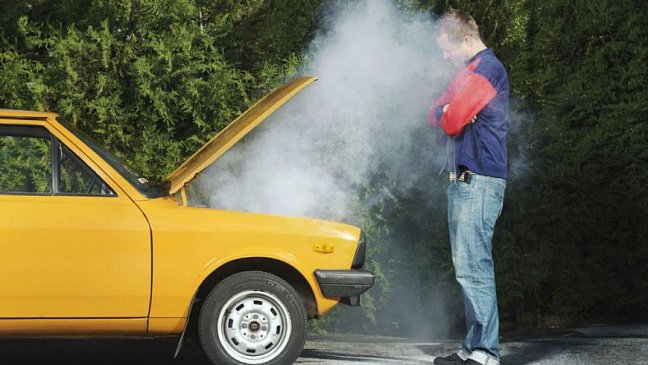 Водителям в России напомнили правила подготовки автомобиля к жаре