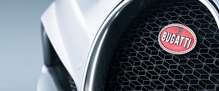 В интернете появились изображения шестиколесного Bugatti Chiron