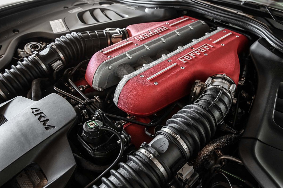 Ferrari запатентовала новый двигатель с турбогенератором и компрессором