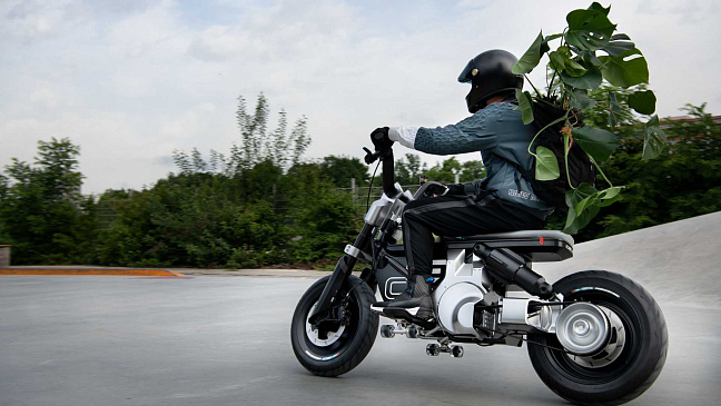 BMW Motorrad представила концепцию городского электроскутера CE 02