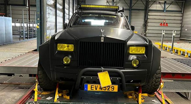 Лимузин Rolls-Royce превратили в шестиколесный внедорожник Phantom