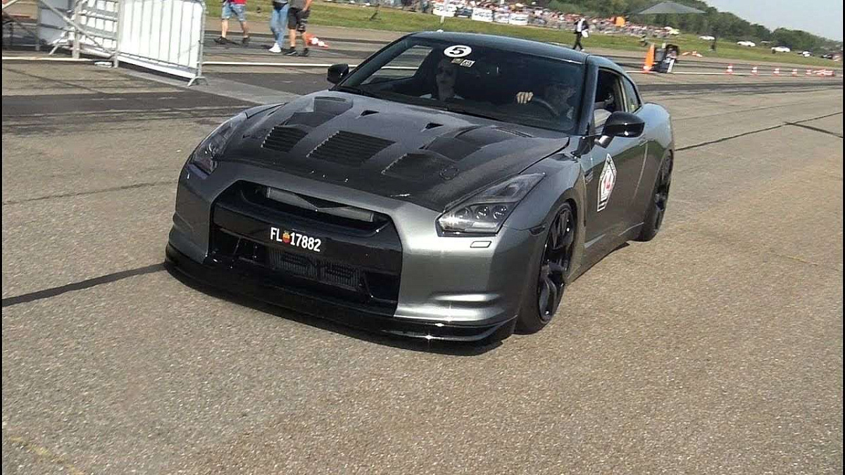 В этой гонке участвуют Nissan GT-R мощностью 1600, 1000 и 650 л.с.