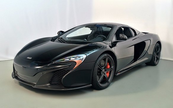 Шикарный McLaren 650S стал участником аварии прямо в автосалоне