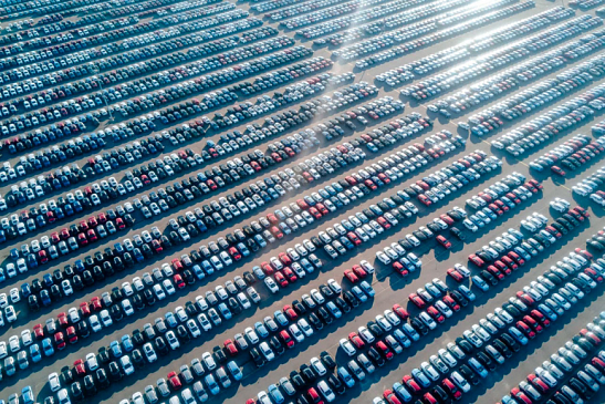 В РФ на стоянках автозаводов обнаружены десятки тысяч новых автомобилей