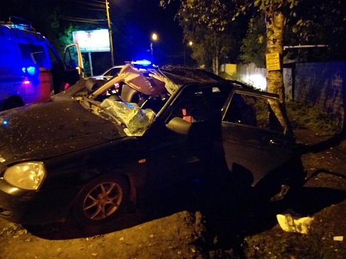 Ночью в Ярославле автомобиль врезался в дерево