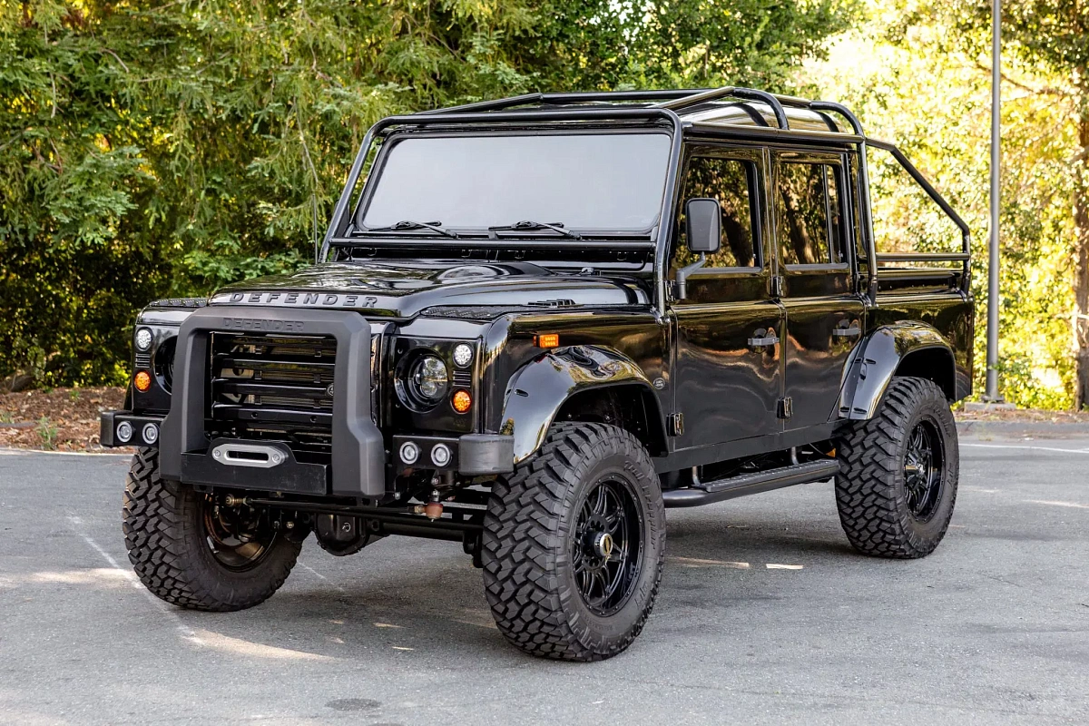 Из классического Land Rover Defender получился крутой пикап с рычащим V8 