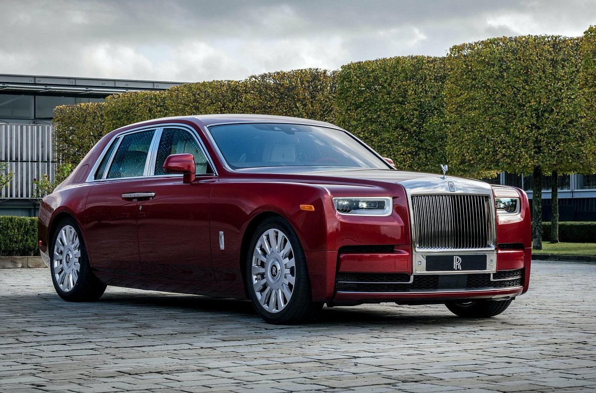 Rolls-Royce продемонстрировал эксклюзивный Phantom c «хрустальной» краской