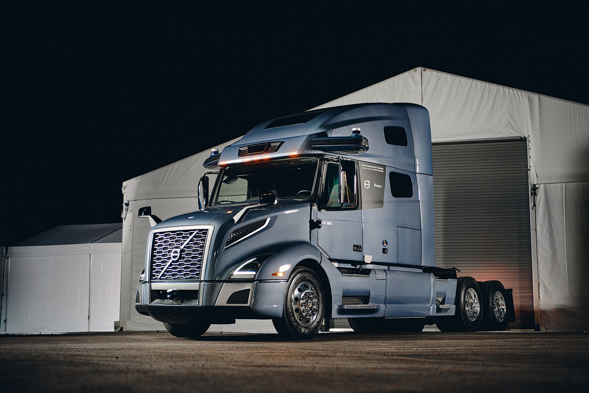 Volvo и Aurora презентовали автономный прототип грузовика дальнего следования