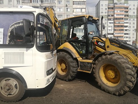 В Омске столкнулись автобус и трактор