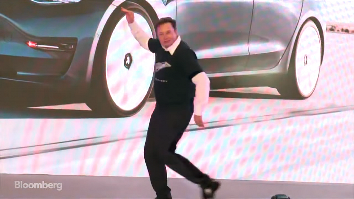 Илон Маск исполнил в Шанхае "Победный танец"