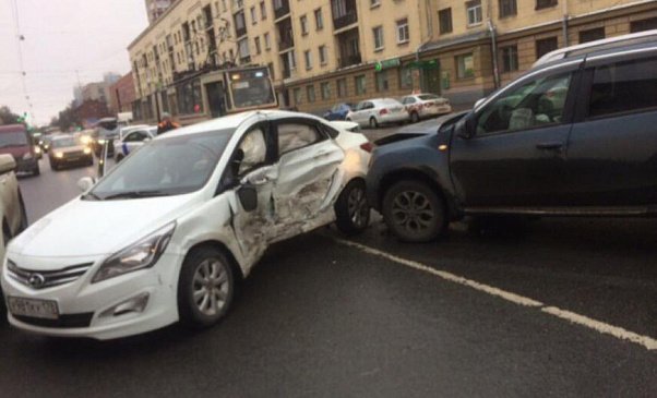 В Санкт-Петербурге возле "Удельной" столкнулись две иномарки