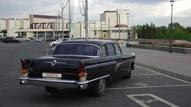 В России продают правительственный 50-летний лимузин «Чайка» в паре с мотоциклом «Урал»
