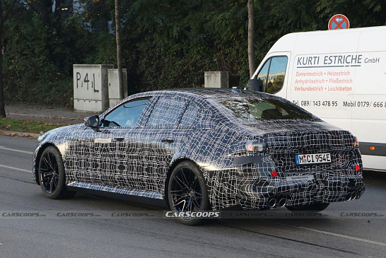 BMW M5 2024 года показал на шпионских фото новый спортивный руль и изогнутый дисплей