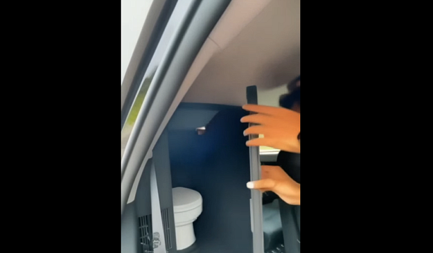 Тюнинг-ателье интегрировало туалет в салон джипа Toyota Fortuner