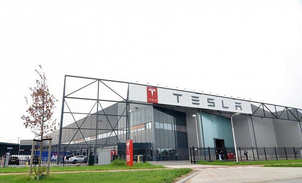Компания Tesla решила закрыть свой первый европейский завод
