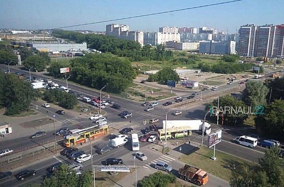 В Барнауле автобус спровоцировал ДТП и пробки