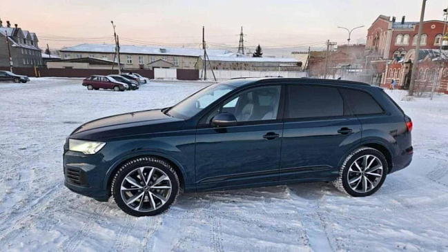 В Барнауле решили продать синий Audi Q7 с гарантией по цене 7,9 млн рублей