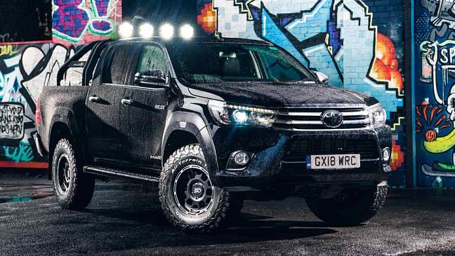 Toyota Hilux Invincible 50: ограниченная серия к 50-летию и зомби апокалипсису