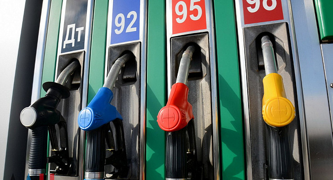 Российские водители начали отказываться от поездок на личных машинах из-за роста цен на бензин