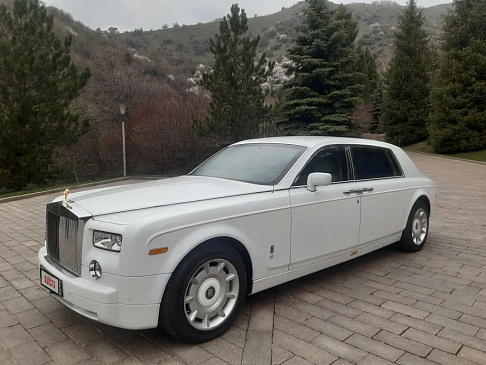 В России предлагают купить бронированный лимузин Rolls-Royce Phantom со скромным пробегом за 30 млн рублей