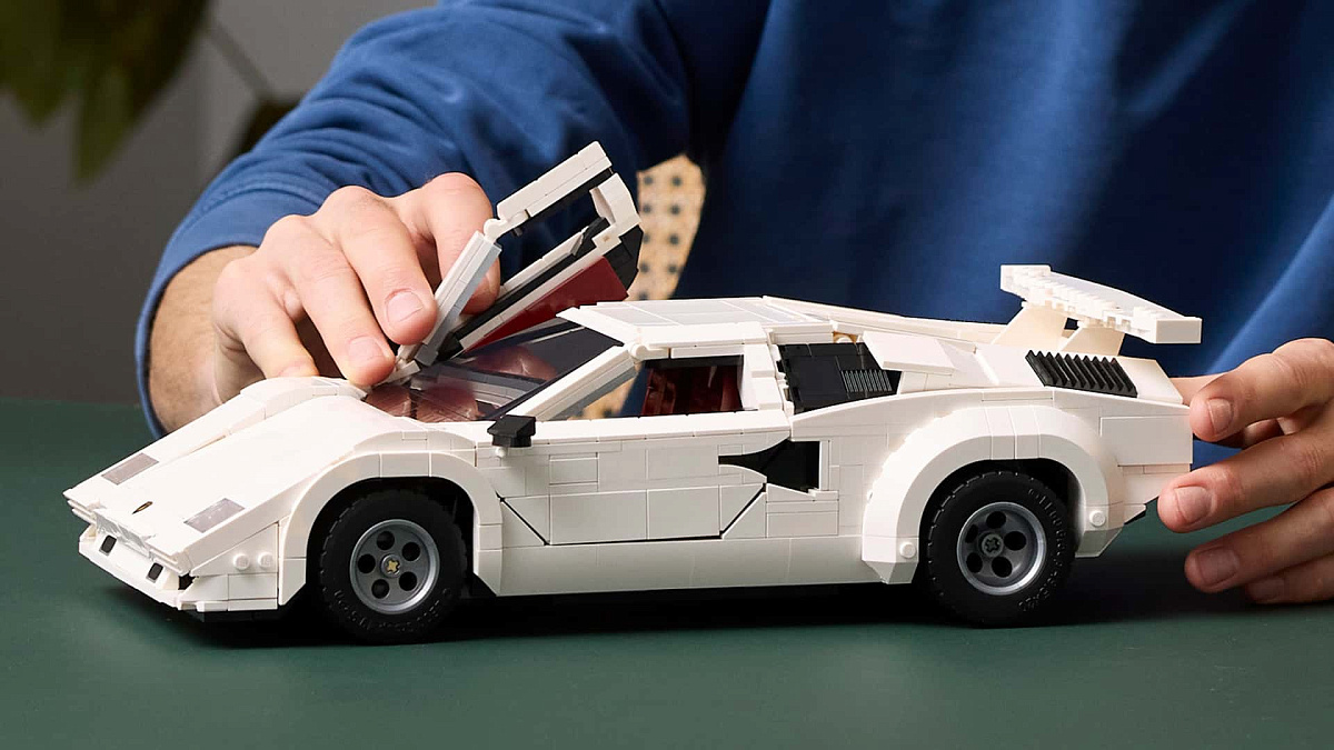 У Lamborghini Countach от Lego есть рабочие двери-ножницы и двигатель V12