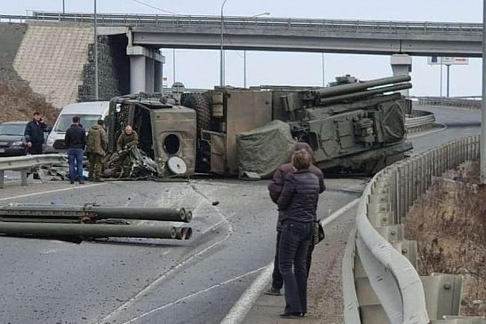 Во Владивостоке перевернулся грузовик с зенитно-ракетной установкой