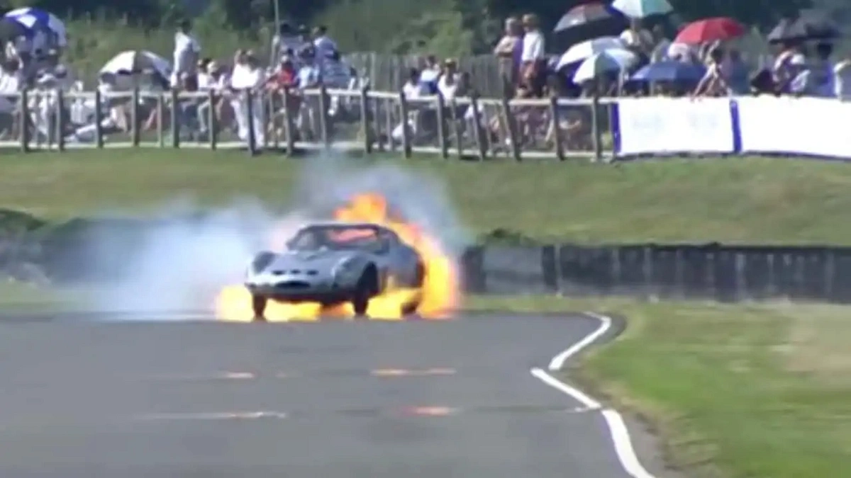 Посмотрите, как Ferrari 250 GTO превратился в огненный шар из-за взрыва двигателя