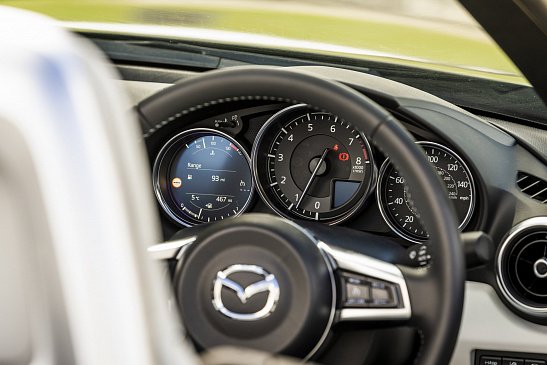 Концерн Mazda разрабатывает электрифицированную версию MX-5 Miata