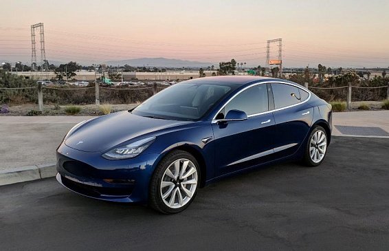 Автопилот Tesla Model 3 помог избежать аварии 