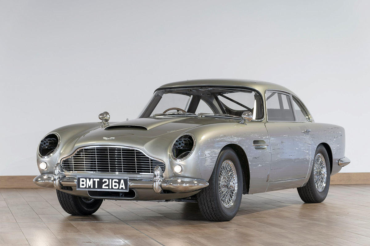 Трюковый автомобиль Aston Martin DB5 из фильма о Джеймсе Бонде продан за 212 млн рублей